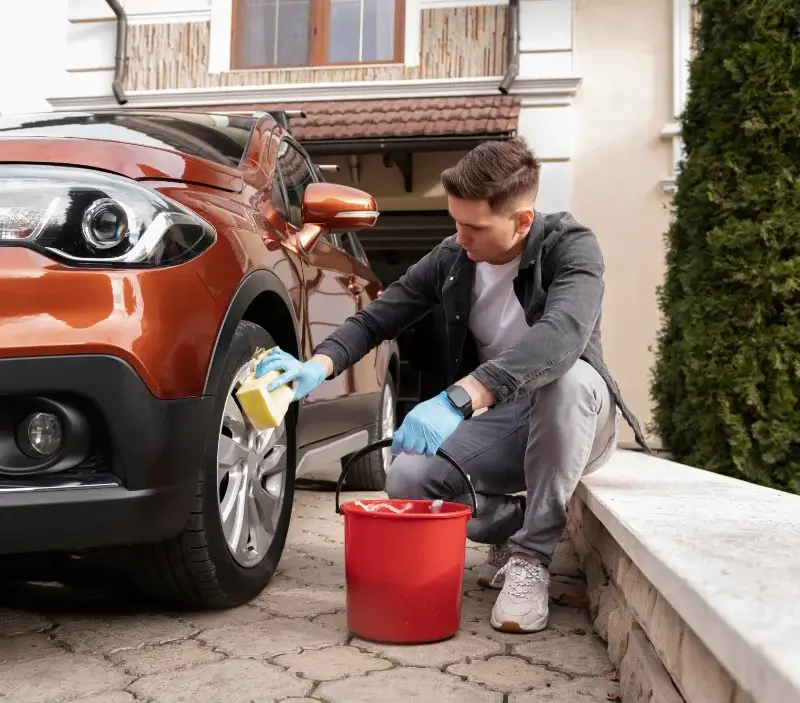 Lavage auto à domicile Bromeilles : professionnel intervenant sur un véhicule